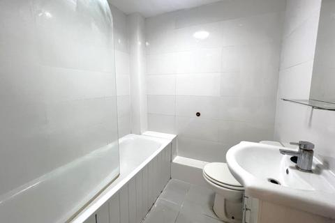 2 bedroom flat to rent, Chapel Street, Woking GU21