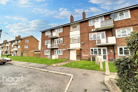 2 bedroom flat for sale, Rush Green Gardens, Romford, RM7 0NS