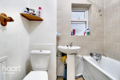 2 bedroom flat for sale, Rush Green Gardens, Romford, RM7 0NS