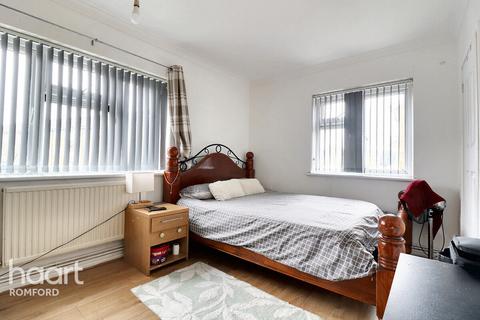 2 bedroom flat for sale, Rush Green Gardens, Romford, RM7 0NS