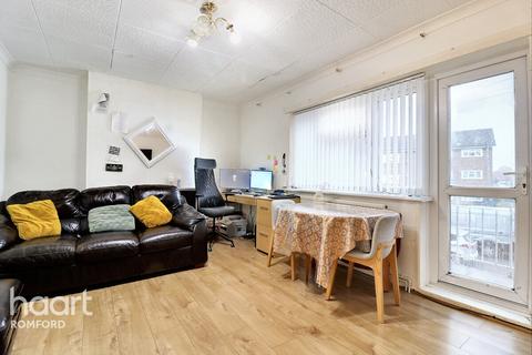 2 bedroom flat for sale, Rush Green Gardens, Romford, RM7 0NS