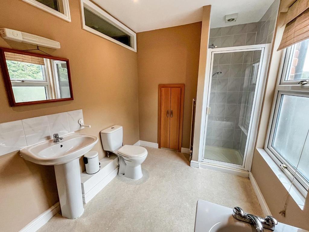 Bathroom 2.jpg