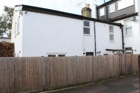 2 bedroom semi-detached house to rent, Beulah Road, Thornton Heath, CR7