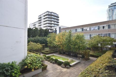 undefined, Great West Road, Brentford