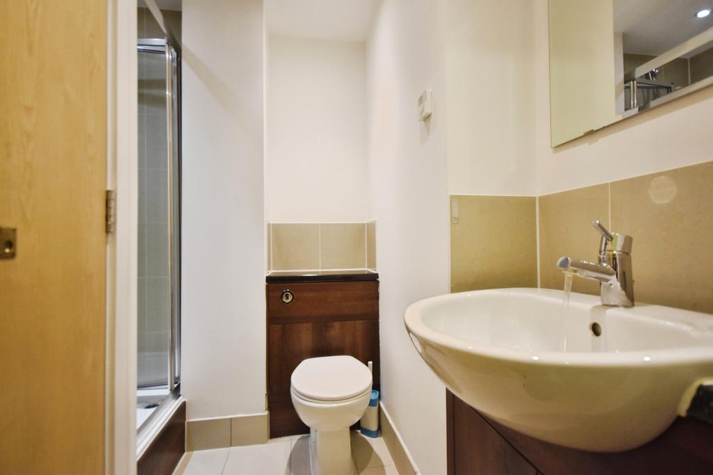 Pbox-bathroom-344117.JPG