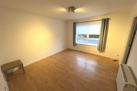 2 bedroom flat to rent, Fishescoates Gardens, Glasgow