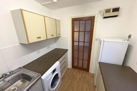 2 bedroom flat to rent, Fishescoates Gardens, Glasgow