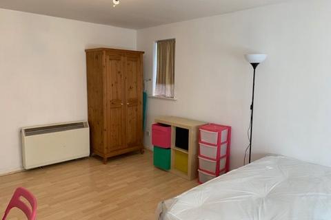 Studio to rent, Draycott Close, Cricklewood NW2