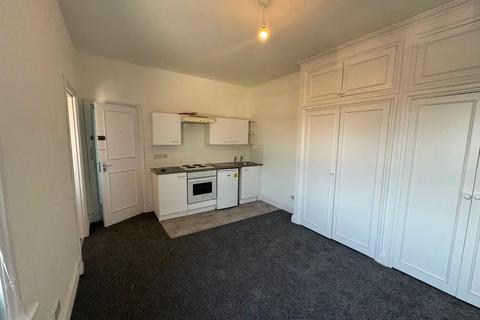 Studio to rent, High Road, Willesden Green