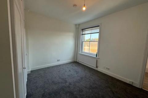 Studio to rent, High Road, Willesden Green