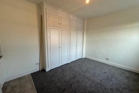 Studio to rent, High Road, Willesden Green