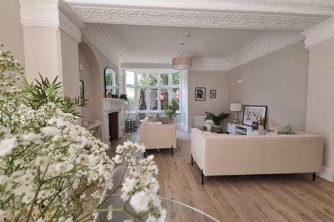 3 bedroom flat for sale, The Lodge, The Avenue, Chiswick, London, W4