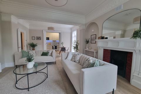 3 bedroom flat for sale, The Lodge, The Avenue, Chiswick, London, W4