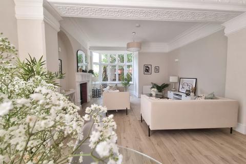 3 bedroom flat for sale, The Lodge, The Avenue, Chiswick, London, W4