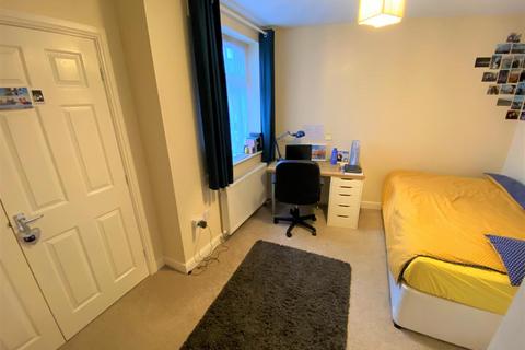 3 bedroom end of terrace house to rent, Chilworth Street, Rusholme, Manchester