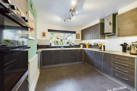 3 bedroom semi-detached house for sale, Thame Road, Aylesbury, Buckinghamshire