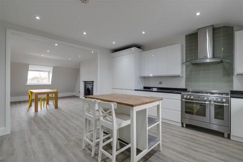 3 bedroom flat to rent, Chiswick High Road, London