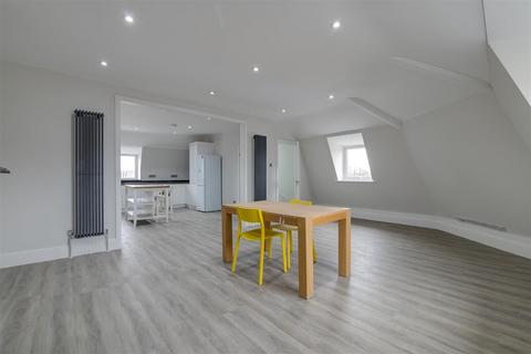 3 bedroom flat to rent, Chiswick High Road, London