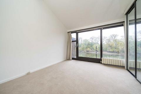 3 bedroom house to rent, Mallard Place, Strawberry Hill TW1