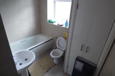 2 bedroom flat to rent, Wilbraham Road, Manchester M21