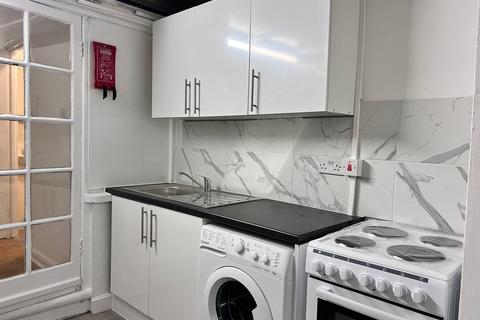 Studio to rent, Woodbourne Avenue, London SW16