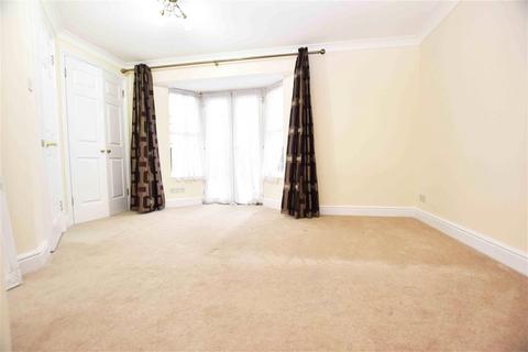 2 bedroom apartment to rent, Draper Close, Isleworth