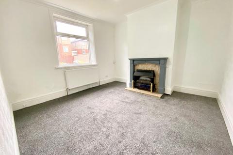 3 bedroom end of terrace house to rent, Larch Road, Huddersfield