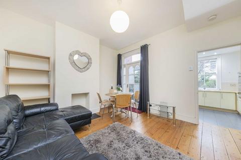 3 bedroom terraced house to rent, Brudenell Road, London SW17