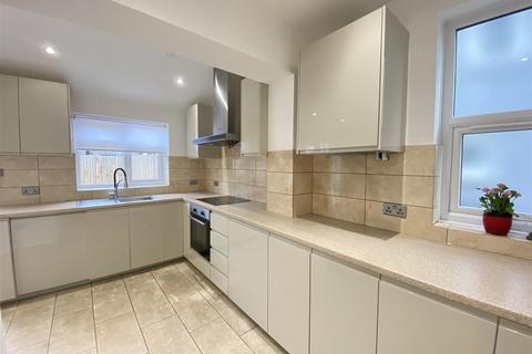 5 bedroom house to rent, Beautifully Renovated 5 Bedroom House in Edgware