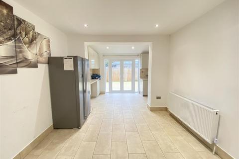 5 bedroom house to rent, Beautifully Renovated 5 Bedroom House in Edgware