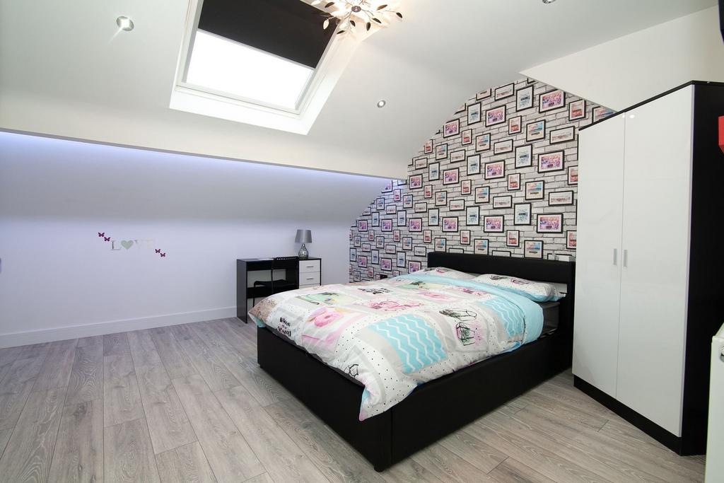 A spacious and well lit large double bedroom, p...