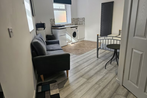 Studio to rent, Cumberland Road, Plaistow, London, E13