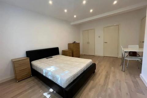 Studio to rent, Dennington Park Road, London