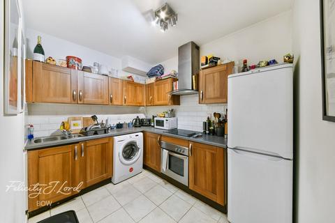 1 bedroom flat for sale, St Leonards Road, London