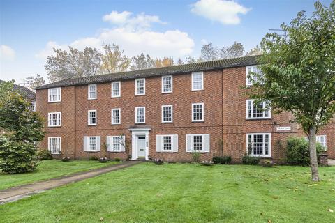 3 bedroom flat for sale, Fairmile Court, Henley-on-Thames, Henley-On-Thames RG9