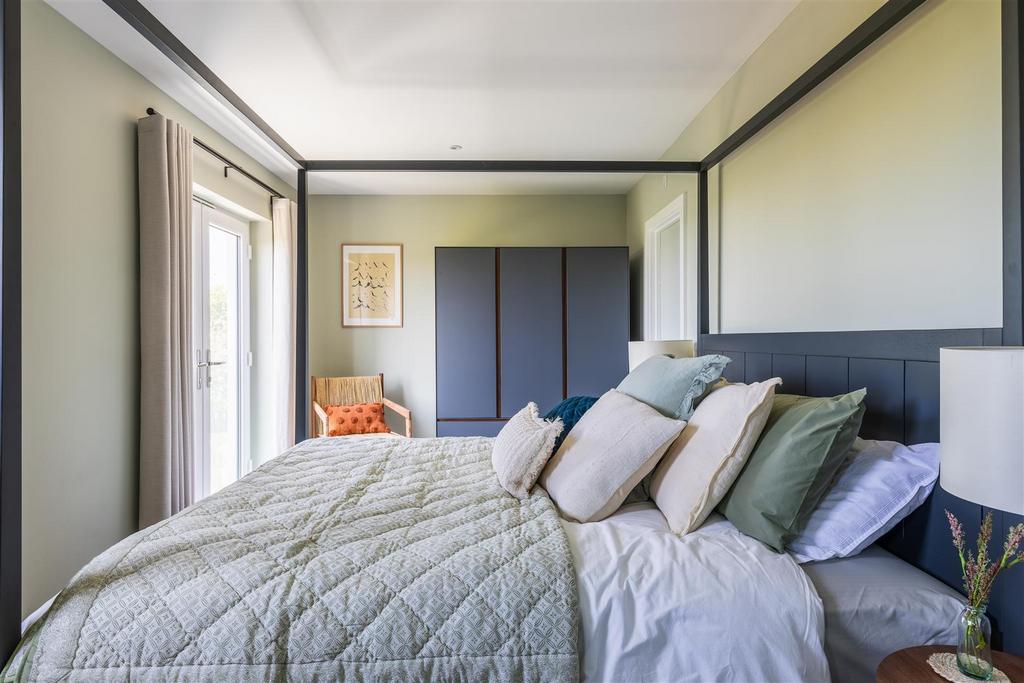 Principal En-Suite Bedroom