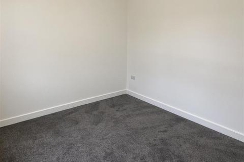 2 bedroom end of terrace house to rent, Headlands Street, Liversedge WF15