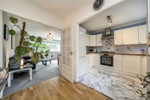 2 bedroom flat for sale, Courtlands Avenue, London SE12