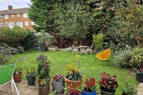 2 bedroom flat for sale, Courtlands Avenue, London SE12