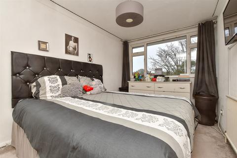 4 Overstone Gardens, Croydon, CR0 7NS