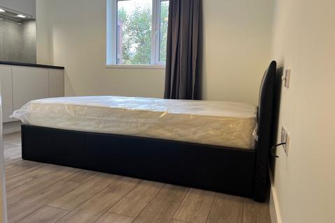 Studio to rent, King Street, London W6