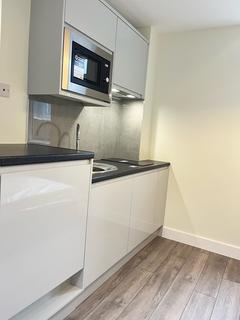 Studio to rent, King Street, London W6