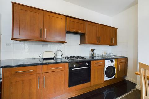 4 bedroom flat to rent, Top Floor Flat, 134 Disraeli Road, London