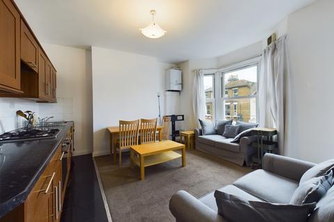 4 bedroom flat to rent, Top Floor Flat, 134 Disraeli Road, London