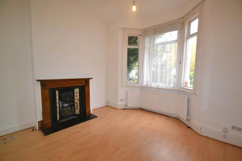 3 bedroom semi-detached house to rent, Holly Park Road, Hanwell