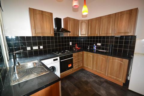 3 bedroom semi-detached house to rent, Holly Park Road, Hanwell