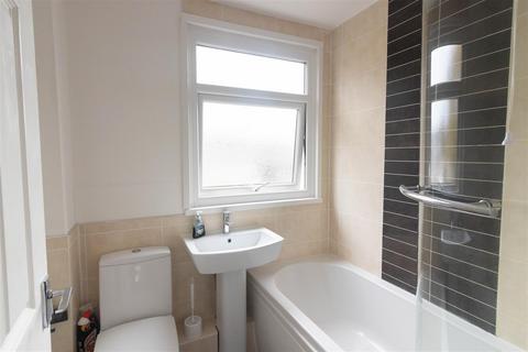 3 bedroom semi-detached house to rent, Histon Way, Newcastle Upon Tyne