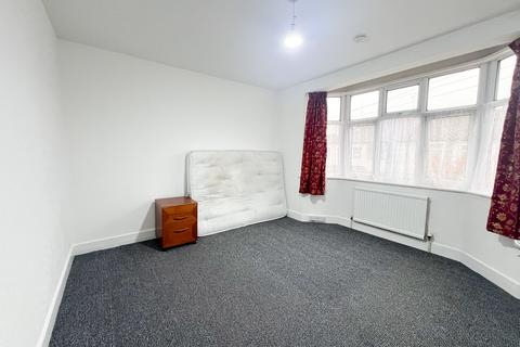 5 bedroom terraced house to rent, Charter Avenue, Ilford, IG2