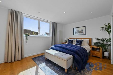 5 Mace Close, London, E1W 2JX