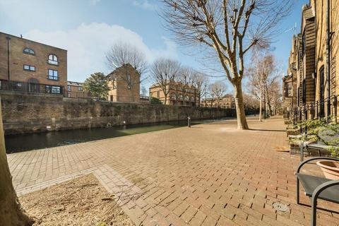 22 Waterman Way, London, E1W 2QN